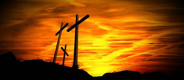 Silhouette noire de trois croix au coucher du soleil, symbole du Vendredi saint. La Passion, la Crucifixion et la Mort de Jésus Christ
 - Photo, image