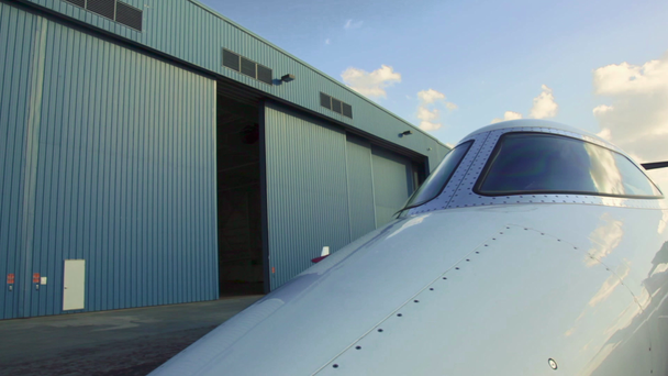 Снимок крана перед частным самолетом в аэропорту
 - Кадры, видео