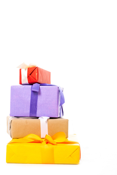 Empilement de boîtes-cadeaux colorées isolées sur fond blanc
  - Photo, image