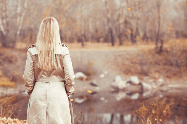 stylish blond woman walking   in the autumn park - Foto, afbeelding