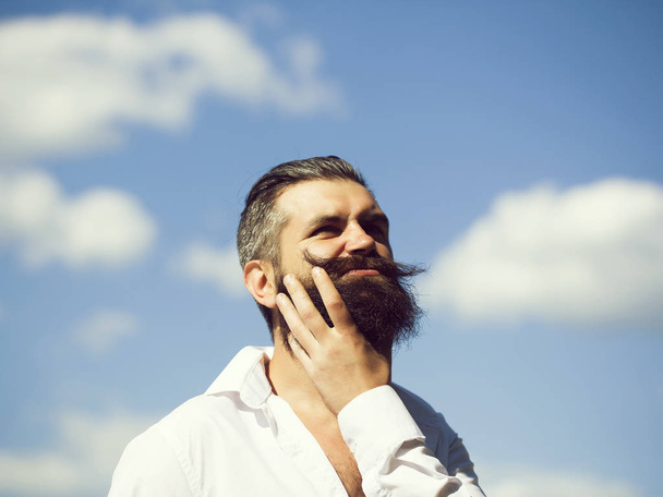 Bearded man on blue sky - Foto, Bild