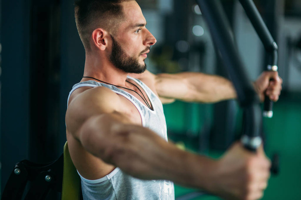 Athlète avec tranins barbe dans la salle de gym
 - Photo, image