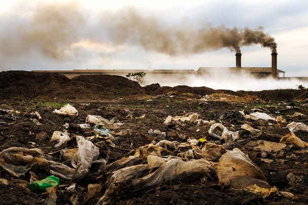 Resíduos industriais e poluição do ar com fumo negro proveniente de chaminés
. - Foto, Imagem