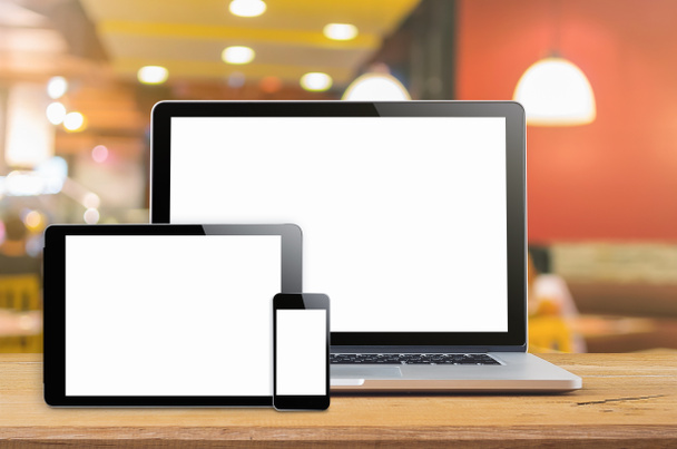 Makieta smartfona i tabletu laptopa z pustego ekranu na stole, koncepcja makieta. - Zdjęcie, obraz