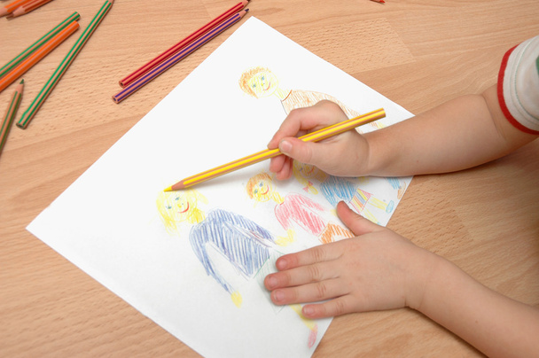 Дети рисуют семью
 - Фото, изображение