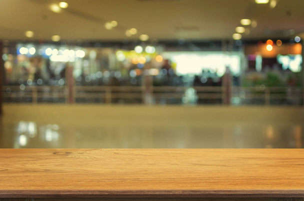 Üres fából készült asztal és homályos Coffee shop belső háttér bokeh kép részére termék bemutatás montázs, montázs használható vagy jeleníti meg a termékeket - Fotó, kép