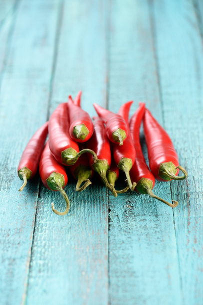 Vörös érett chili paprika, a kék tábla - Fotó, kép