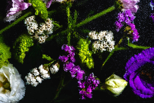 ylhäältä kaunis märkä kukkia ja vihreä varret musta
 - Valokuva, kuva