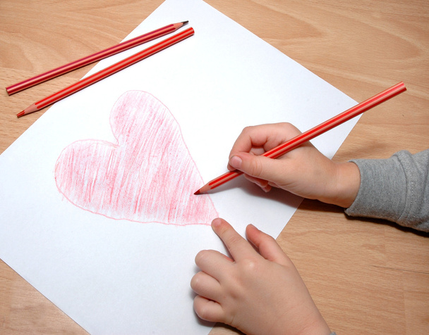Criança desenhar coração vermelho
 - Foto, Imagem