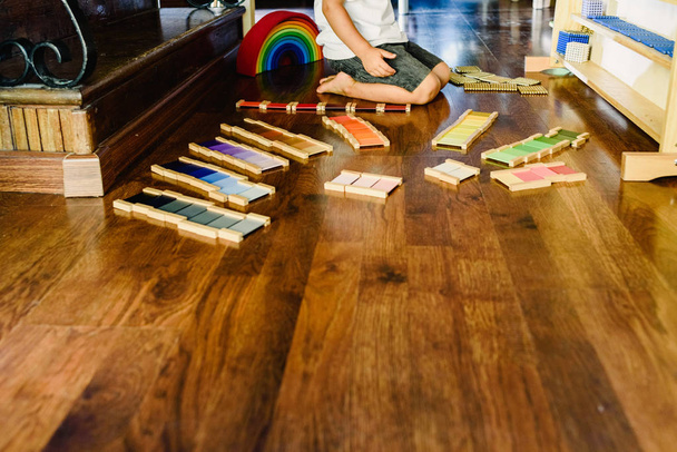 Children playing and learning with montessori color tablets - Fotoğraf, Görsel