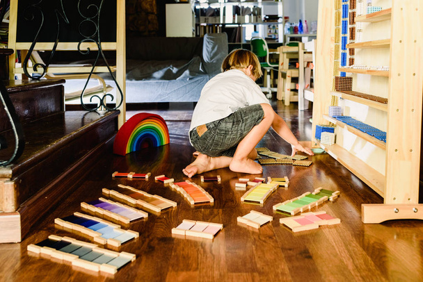 Niños jugando y aprendiendo con tabletas de color montessori
 - Foto, imagen