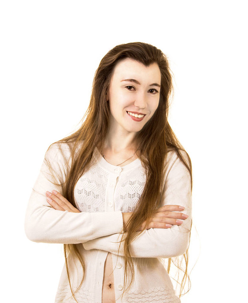 Emociones de una hermosa chica con el pelo largo, en una chaqueta blanca posando en Studio sobre un fondo blanco. La imagen aislada
. - Foto, Imagen