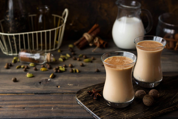 Παραδοσιακή ινδική masala τσάι. Πικάντικο τσάι με αρωματικά μπαχαρικά και γάλα. - Φωτογραφία, εικόνα