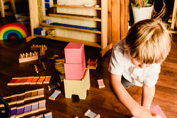 Bambini che giocano con la torre rosa in una classe Montessori
 - Foto, immagini