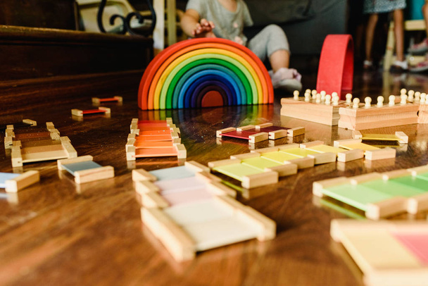 Kinder spielen mit hölzernen Regenbogen-Waldorf-Montessori - Foto, Bild