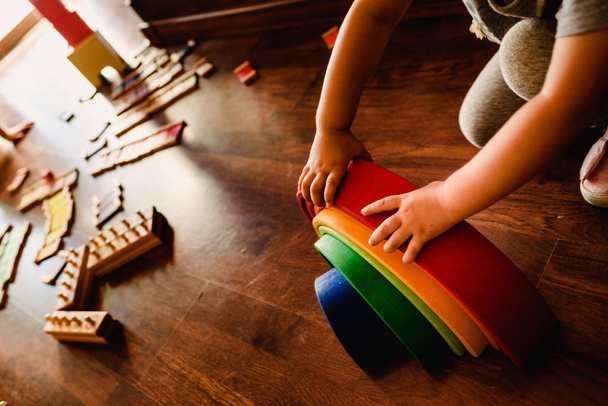 Děti si hrají s dřevěnými rainbow waldorf montessori - Fotografie, Obrázek