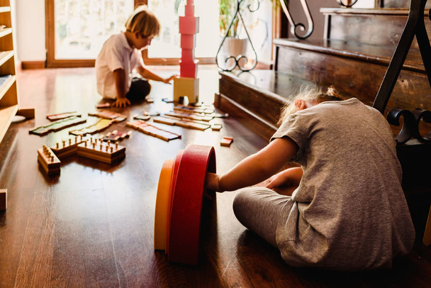 Enfants jouant avec la tour rose dans une classe Montessori
 - Photo, image