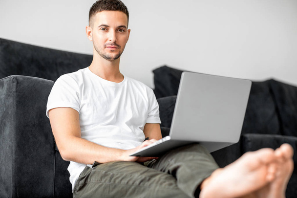 guy freelancer with laptop working at home - Foto, Imagen
