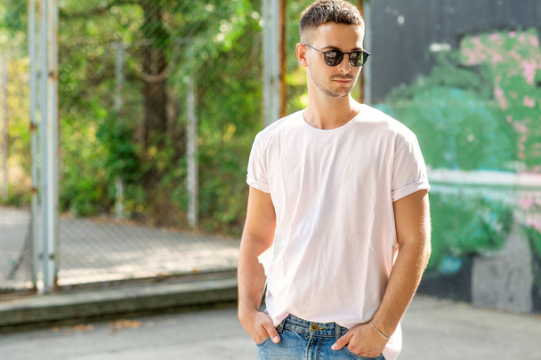 fashion guy posing outdoors in sunglasses - Zdjęcie, obraz