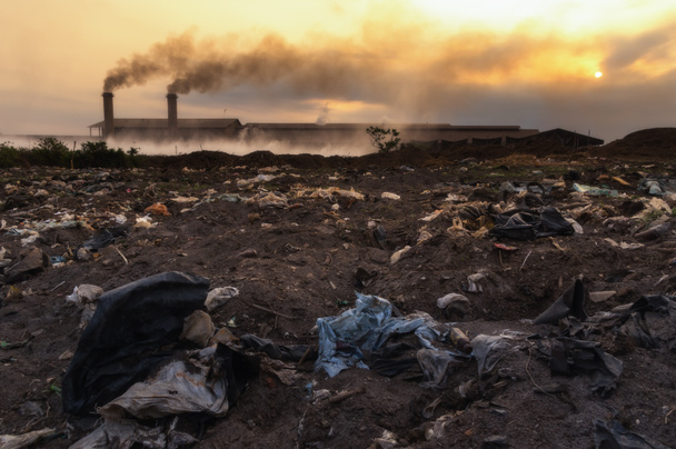 Ipari hulladék és a légszennyezés, fekete füst a kémények.  - Fotó, kép