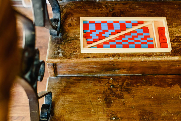 Spiel zum Zählen, aus blauem und rotem Holz, im Klassenzimmer montessori. - Foto, Bild