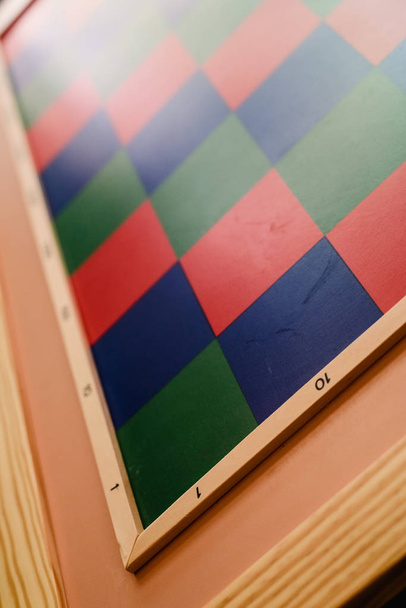 Bir sınıf içinde mavi ve kırmızı ahşap yapılmış saymak öğrenmek için oyun montessori. - Fotoğraf, Görsel