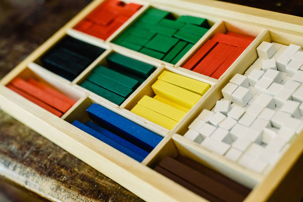 Блоки разных размеров и цветов для построения форм и подсчета
. - Фото, изображение