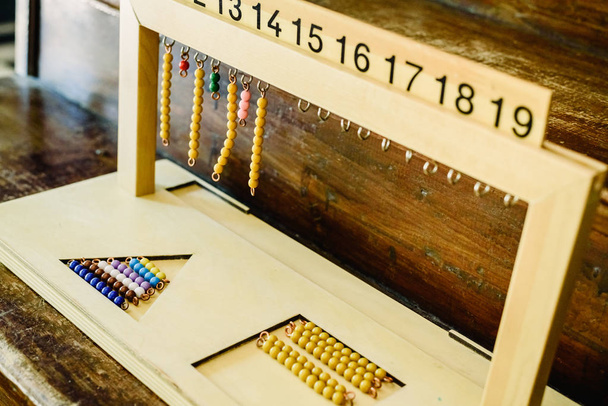 Cintre pour escalier en perles de couleur, comptage dans une salle de classe montessori
 - Photo, image