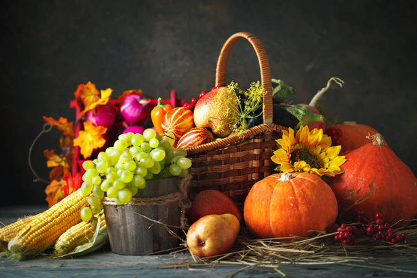 Happy Thanksgiving Day background, wooden table decorated with Pumpkins, Maize, fruits and autumn leaves. Harvest festival. Selective focus. Horizontal. - Foto, afbeelding
