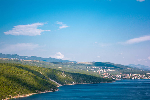 Vista panorâmica bonita em Krk, Croácia com o mar Adriático. Paisagem bonita com montanhas
. - Foto, Imagem