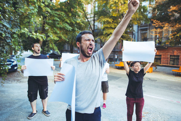 Група протестуючих молоді на відкритому повітрі
 - Фото, зображення