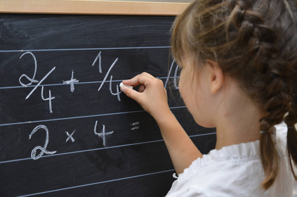 Schoolmeisje infront van blackboard - Foto, afbeelding
