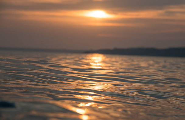 червоний захід сонця, відображені на море Сицилії - Фото, зображення