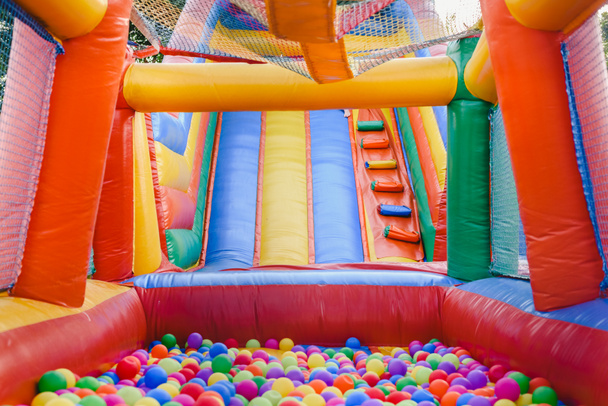 Château gonflable plein de boules colorées pour les enfants à sauter
 - Photo, image