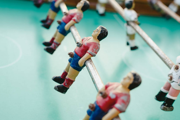muñecas de una mesa de futbolín retro para jugar al futbolín
 - Foto, Imagen