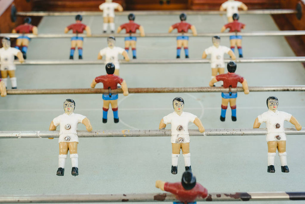 κούκλες του ρετρό επιτραπέζιο ποδοσφαιράκι πίνακα να παίξουν επιτραπέζιο ποδόσφαιρο - Φωτογραφία, εικόνα
