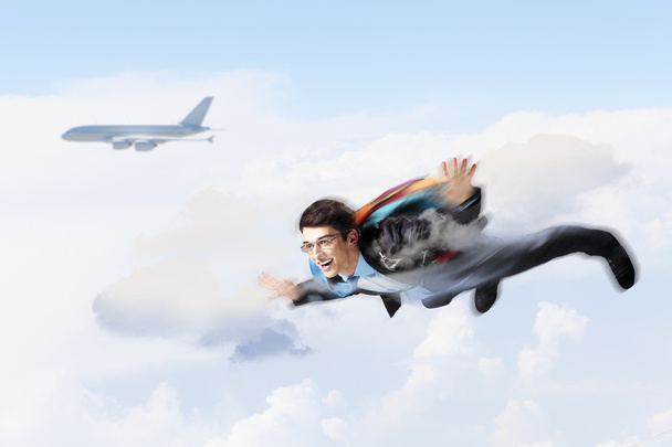 jonge zakenman vliegen met parachute op rug - Foto, afbeelding