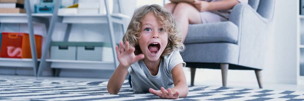 Panorama of screaming autistic boy during therapy with psychologist - Fotoğraf, Görsel