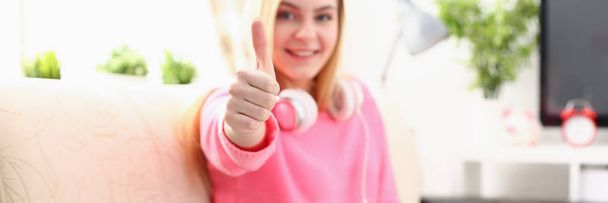 giovane bella donna bionda tenere tablet in braccio mostrano grande dito super
 - Foto, immagini