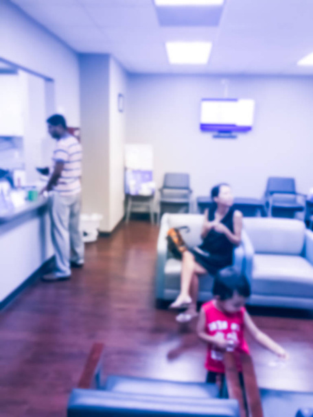 Винтажный тон размыл движение пациентов при регистрации и ожидании в офисе медицинского центра, первичной медико-санитарной помощи и лечения
 - Фото, изображение