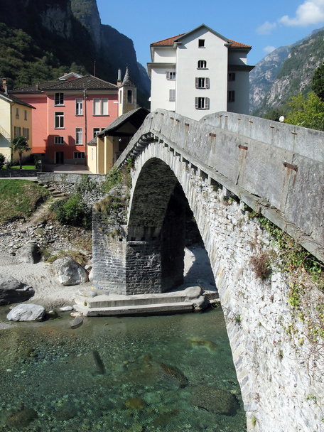 bignasca、スイス南部の古代石造りの橋 - 写真・画像