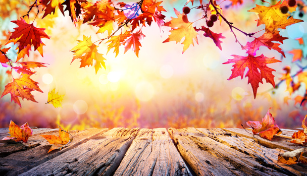 紅葉と秋の背景の木のテーブル - 写真・画像