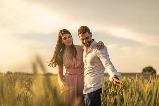 romantisches Paar auf einem Liebesmoment im goldenen Weizenfeld - holambra, sao paulo, brasilien - Foto, Bild