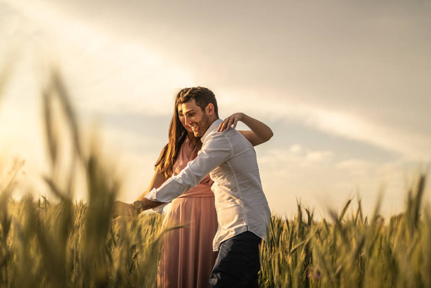 Pareja romántica en un momento de amor en el campo de trigo dorado
 - Foto, imagen