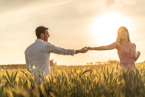 Romantikus pár feltárása az arany-búza mezőn - Fotó, kép