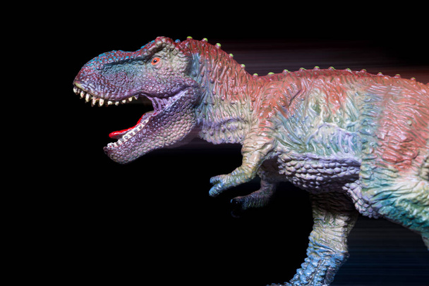 黒地に縞と高速実行しているティラノサウルス - 写真・画像
