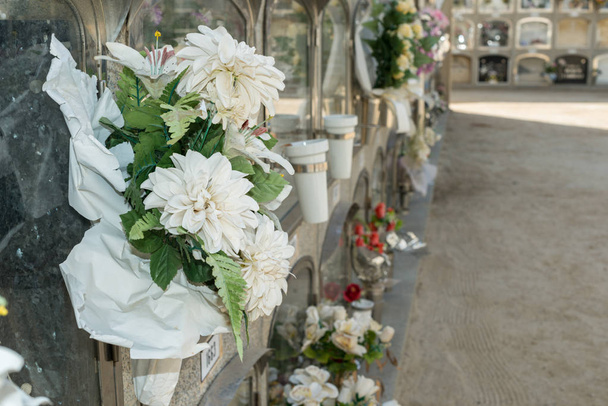 Detalle de un ramo de flores en un cementerio
 - Foto, Imagen