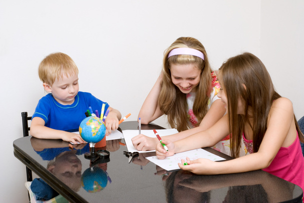 šťastné děti studovat u stolu doma - Fotografie, Obrázek