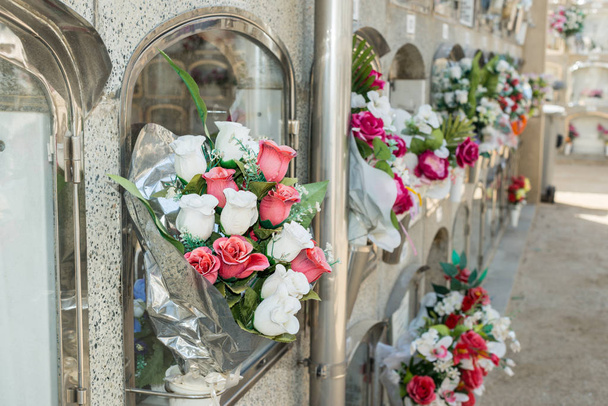 Détail d'un bouquet de fleurs dans un cimetière
 - Photo, image
