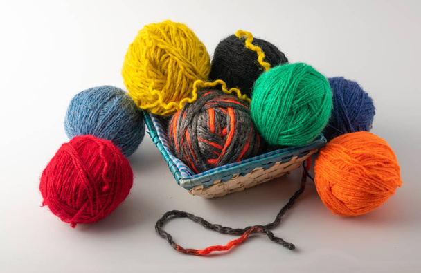 bolas de punto de lana de color colocadas sobre un fondo claro
 - Foto, imagen